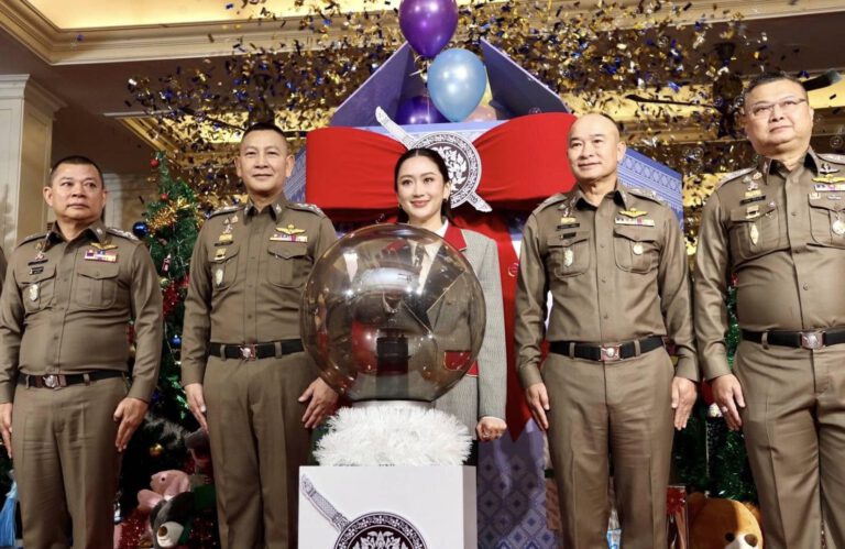 นายกรัฐมนตรี เปิดกล่อง 5 ของขวัญปีใหม่จาก สำนักงานตำรวจแห่งชาติให้ประชาชน